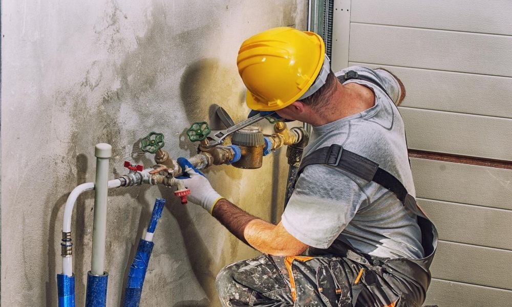 What You Should Know About Becoming a Plumber